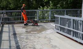 Geležinkelininkai remontuoja tilto dangą