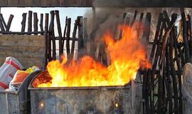 Girtas benamis valkata padegė tris šiukšlių konteinerius