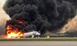 Maskvos oro uoste užsidegė avariniu būdu nusileidęs lėktuvas