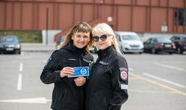 Pavyzdingų vairuotojų mašinos papuoštos lipdukais