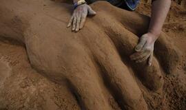 Juodkrantėje skulptoriai kuria smėlio skulptūras