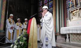 Paryžiaus katedroje vėl buvo aukojamos mišios