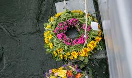 Jūra sužydėjo gėlėmis – pagerbti žuvusieji