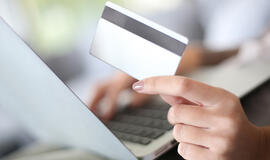 Atgal į mokyklą: nepakibkite ant sukčių pinklių perkant internete