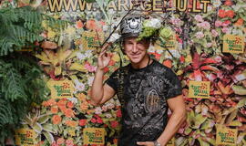 Žinomi žmonės tapo gyvomis gėlėmis puoštų skrybėlaičių parodos „eksponatais“