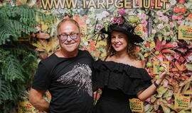 Žinomi žmonės tapo gyvomis gėlėmis puoštų skrybėlaičių parodos „eksponatais“