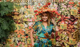 Žinomi žmonės tapo gyvomis gėlėmis puoštų skrybėlaičių parodos „eksponatais“