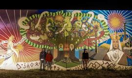 Ant apleisto sandėlio Melnragėje jaunieji menininkai įamžino pajūrio legendas