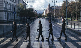 Jokūbas Bareikis ir Rafailas Karpis atkartojo garsiąją „The Beatles“ grupės nuotrauką