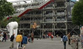 Paryžiaus Pompidou centre lankytojas peiliu suraižė D. Bureno drobę