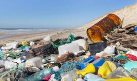 Pietų Korėjos apygardos meras švarinimosi dienai paplūdimyje išpylė toną šiukšlių