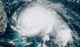 Siaubą keliantis 5 kategorijos uraganas talžo Bahamus ir juda link JAV
