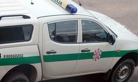 Dingęs automobilis, atsiskaityta svetima banko kortele, apvogtas namas