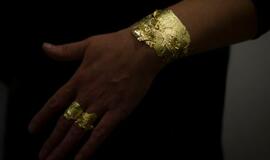 „In Gold We Trust“: Neringos Poškutės-Jukumienės juvelyrikos instaliacija
