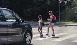 Namų darbai tėvams: kaip saugiai išlaipinti vaikus prie ugdymo įstaigų