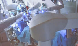 Operacijas atlieka roboto rankomis