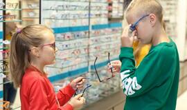 60 proc. lietuvių mano, jog vaikai patiria patyčias dėl nešiojamų akinių