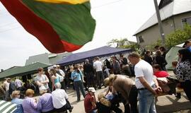 Kai visuomenei neatskleidžiama tiesa, ji ją sugalvoja