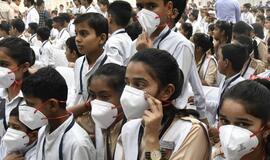 Naująjį Delį apgaubęs tirštas smogas, milijonams žmonių dalijamos kaukės