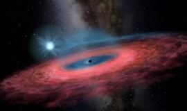 Paukščių take atrasta supermasyvi juodoji skylė