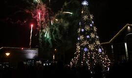 Gargžduose įžiebta auksu tviskanti Kalėdų eglė