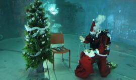 Dovanų maišą Kalėdų senelis traukė iš 9 metrų gylio