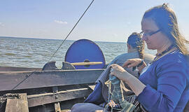 Ir kojines, ir megztinį numezga su adata