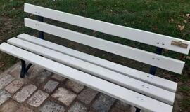 Kretingos dvaro parke – nauji vardiniai suoliukai