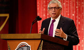 Mirė ilgametis NBA komisaras Davidas Sternas