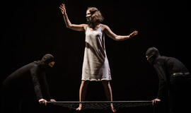 Keistuolių teatras su kriminaline istorija „Pagalvinis“ atvyksta į Klaipėdos dramos teatrą