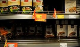 Lietuviai šluoja maisto produktus – kai kuriose parduotuvėse nebeliko kruopų