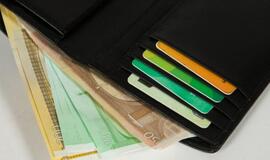 Nėra įrodymų, kad koronavirusas plistų per eurų banknotus