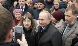 Per vizitą Sankt Peterburge V. Putinas sulaukė nepatogių klausimų