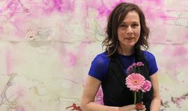 Tapytojos Ievos Martinaitytės parodoje - svaigūs galaktikų blyksniai ir nekaltų žvėrelių iškamšos