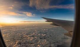 Vilniaus oro uoste medikai pasitinka galimai koronavirusu užsikrėtusį keleivį