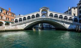 Dėl koronaviruso uždarius Italiją Venecijos kanalų vanduo – vėl švarus