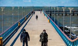 Karantinas Palangoje: ištuštėjusi pagrindinė miesto gatvė, uždaryti viešbučiai ir prisipildę parkai