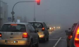 Kelininkai įspėja: Klaipėdos, Vilniaus ir Alytaus apskrityse eismo sąlygas sunkina rūkas