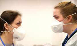 Koronaviruso židiniuose dirbantiems medikams siūloma mokėti iki 100 proc. algos priedus