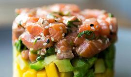 Lašišos tartaras su avokadu ir mangu