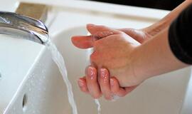 Nuo muilo ir dezinfekcinių skysčių kenčia rankų oda, kaip jai padėti?