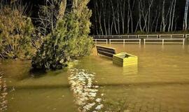 Pajūris tvarkosi po audringos nakties: lūžo medžiai, nuplėšti stogai, apgadintas turtas