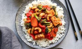 Tofu su anakardžiais ir daržovėmis