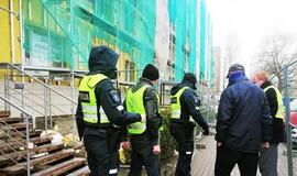 Daugiabutį užliejusius darbininkus nuo stogo nukrapštė policija