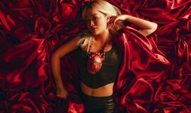 Kūrinį apie laimingą vienatvę išleidusi R. Ora: vienišumo jausmas galiausiai tampa pilnatve