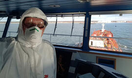Locmanai į laivus irgi lipa su respiratoriais