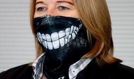 Pasaulio medikų asociacijos prezidentas: dengti burną skarele ar šaliku – „juokinga“