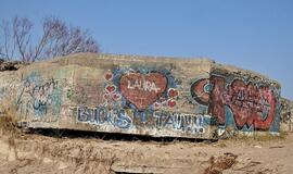 Melnragėje prie vokiškų bunkerių verčiau nesiartinti – betono luitai slenka į jūrą