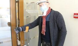 Lankytojai Šilutės bibliotekos duris atveria neliesdami rankenos