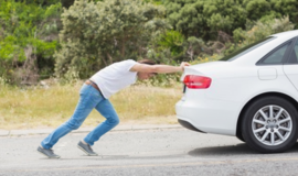 Išsistūmė automobilį iš policijos kiemo ir nuvažiavo